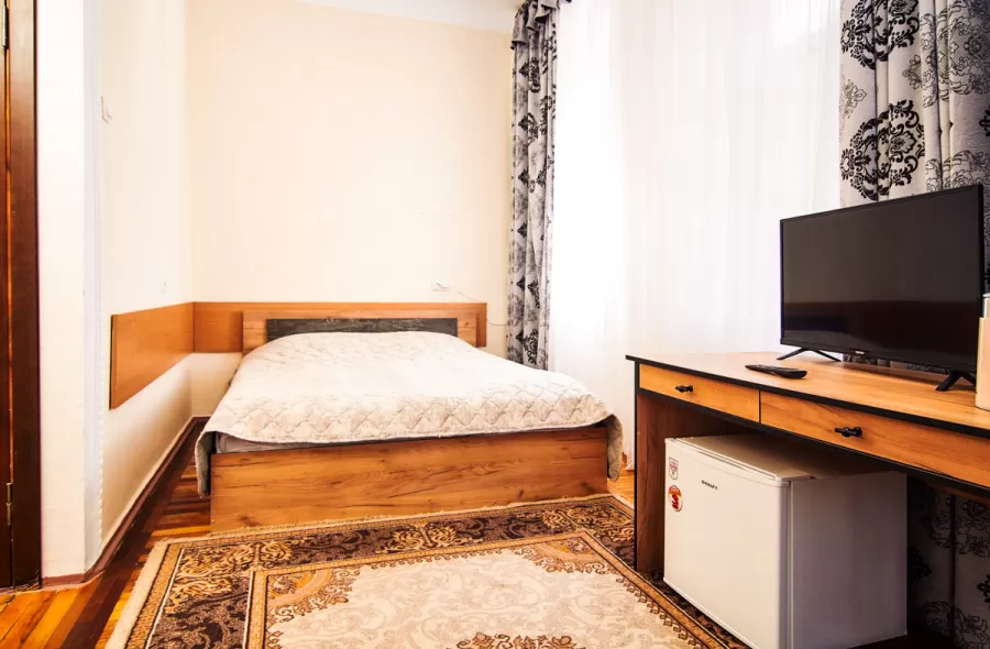 2-местный номер 2 категории во 2 корпусе санатория «Кирова» в Кисловодске - фотография