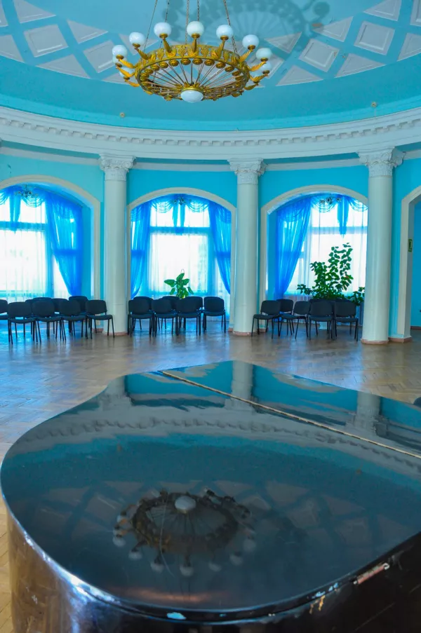 Зал для концертов оркестров филармонии в санатории им.С.М. Кирова в городе Кисловодске - фотография